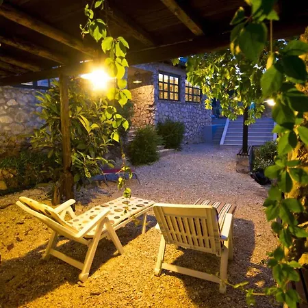 In Mali Iz/insel Iz 6362 Holiday home Mali Iz