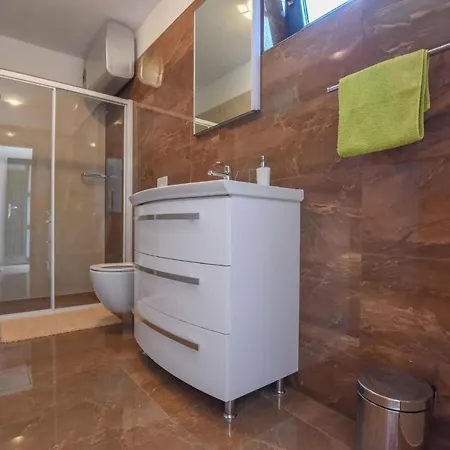 In Mali Iz/insel Iz 6362 Holiday home Mali Iz